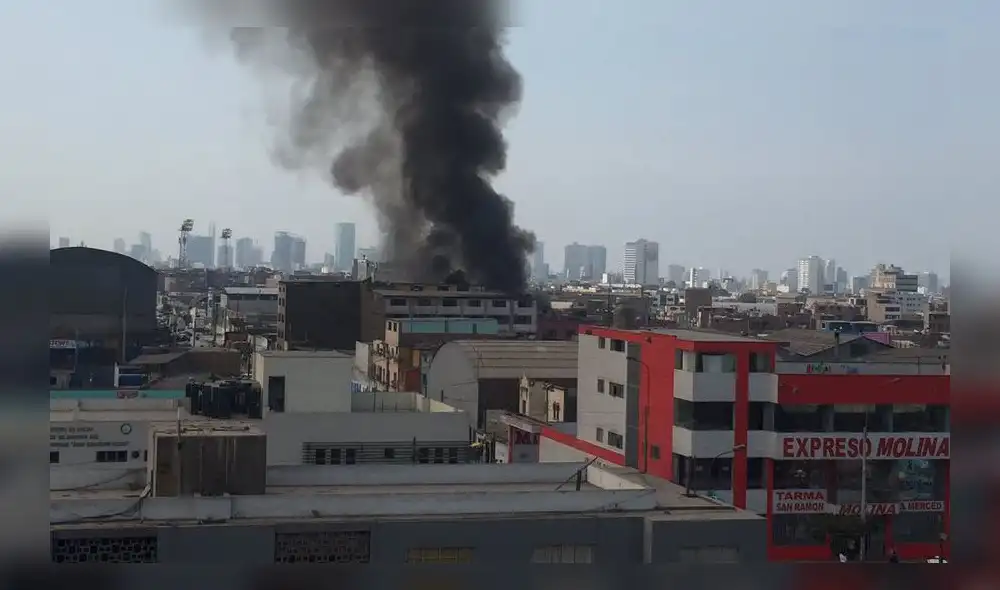La Victoria: incendio afecta a varias viviendas cerca del estadio de Matute | VIDEO