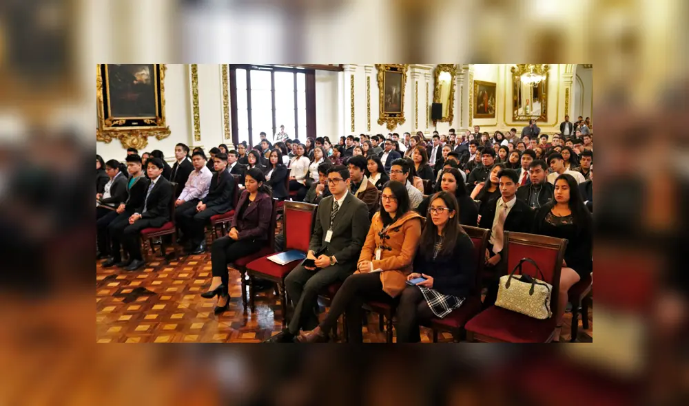 La ceremonia de graduación fue Salón de los Espejos del Palacio Municipal de Lima.