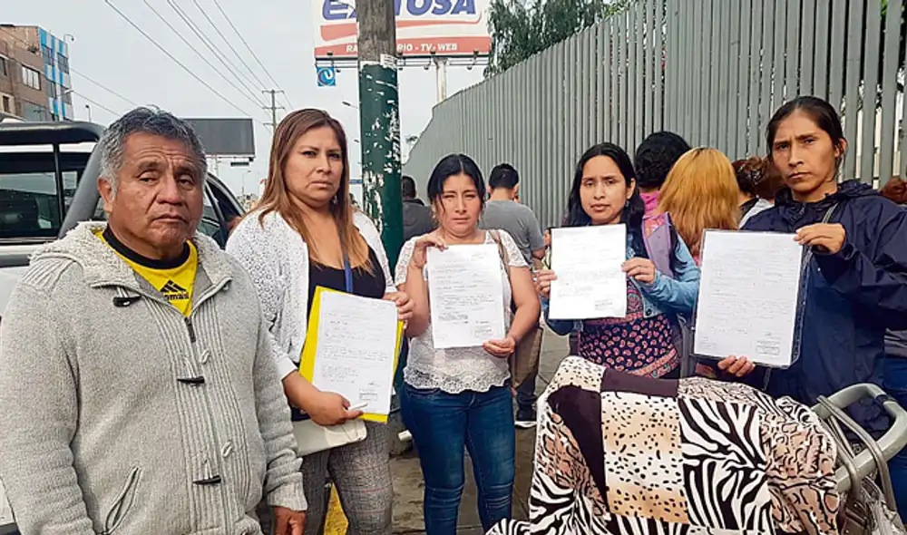 Indignados. Padres de familia pernoctaron por una vacante. Denunciaron que en el colegio Ricardo Palma les niegan plazas.
