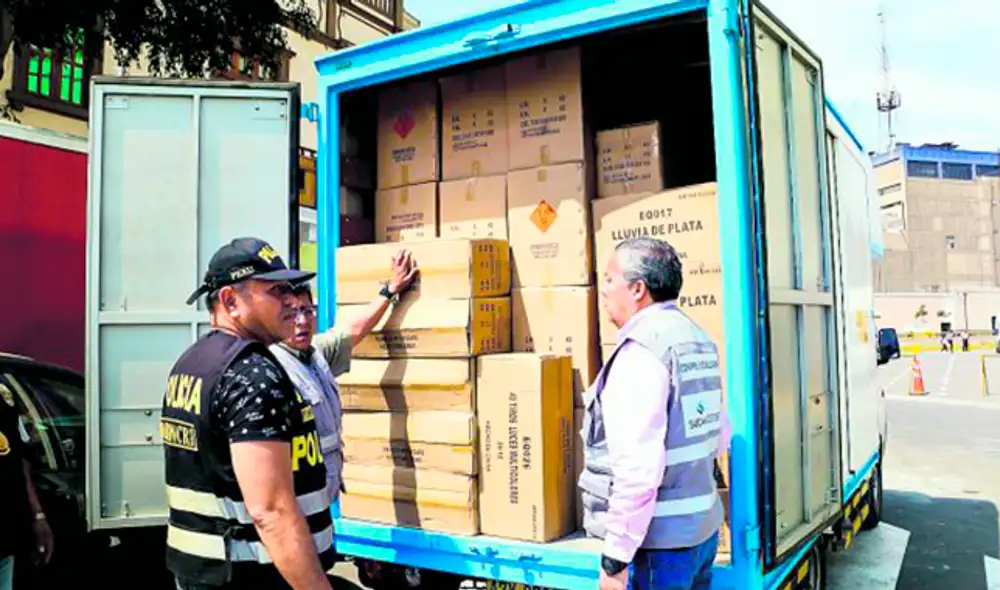 Peligro. Los productos chinos eran transportados sin ningún tipo de documentación en dos unidades de transporte. Peligro. Los productos chinos eran transportados sin ningún tipo de documentación en dos unidades de transporte.