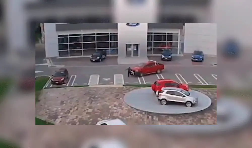 El individuo corrió tan rápido como pudo, pero no logró escapar. Foto: captura Twitter.