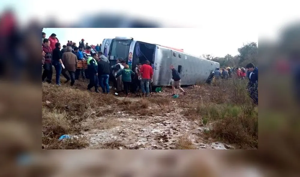El autobús se dirigía a Termas Río Hondo cuando volcó. Estiman que se debió a la espesa niebla. Foto: Clarín. El autobús se dirigía a Termas Río Hondo cuando volcó. Estiman que se debió a la espesa niebla. Foto: Clarín.