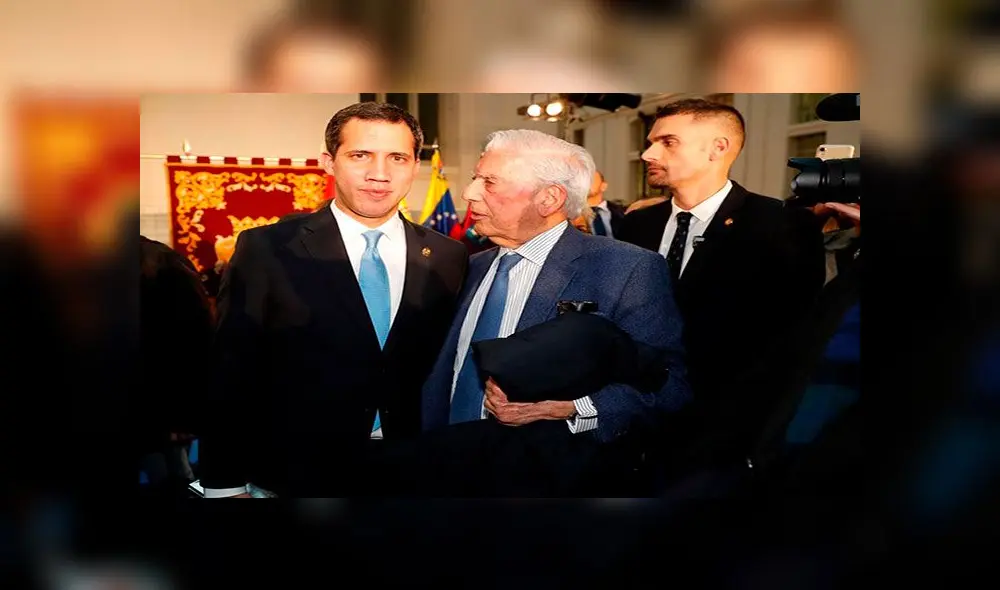 El presidente encargado de Venezuela, Juan Guaidó (i), junto al escritor Mario Vargas Llosa (d), en el Ayuntamiento de Madrid. Foto: EFE El presidente encargado de Venezuela, Juan Guaidó (i), junto al escritor Mario Vargas Llosa (d), en el Ayuntamiento de Madrid. Foto: EFE