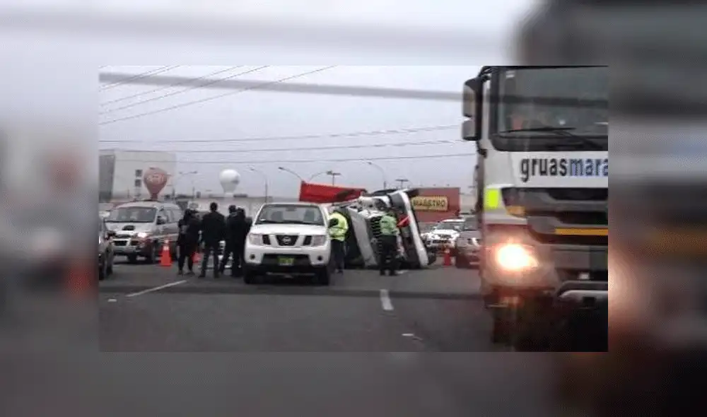 Los Olivos: camión repleto de sacos de harina se volcó en la Panamericana Norte Los Olivos: camión repleto de sacos de harina se volcó en la Panamericana Norte