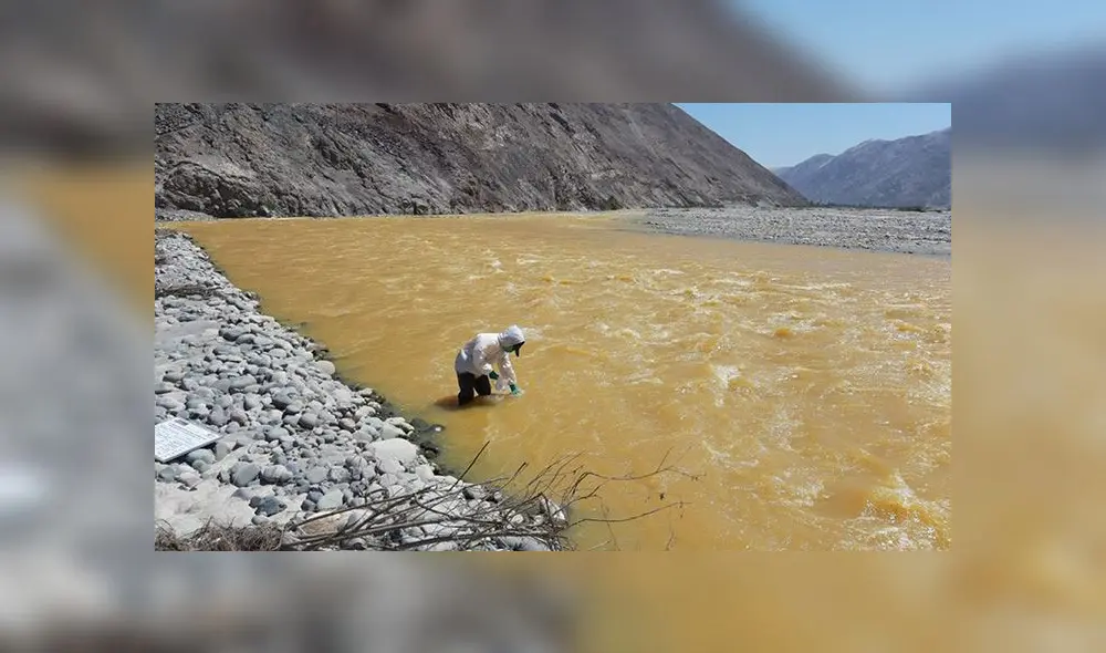 Especialistas de la Autoridad Nacional del Agua tomaron muestras del agua para su análisis.