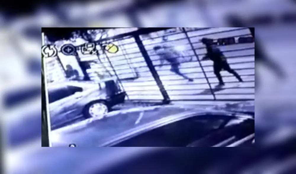 Sujetos llegaron a bordo de moto y cuando vieron que familia estaba a punto de ingresar a edificio los encañonaron y robaron. (Foto: Captura de video) Sujetos llegaron a bordo de moto y cuando vieron que familia estaba a punto de ingresar a edificio los encañonaron y robaron. (Foto: Captura de video)