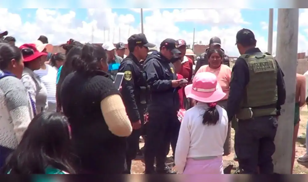 Vecinos atan a un poste a dos adolescentes acusados de robar un balón de gas.