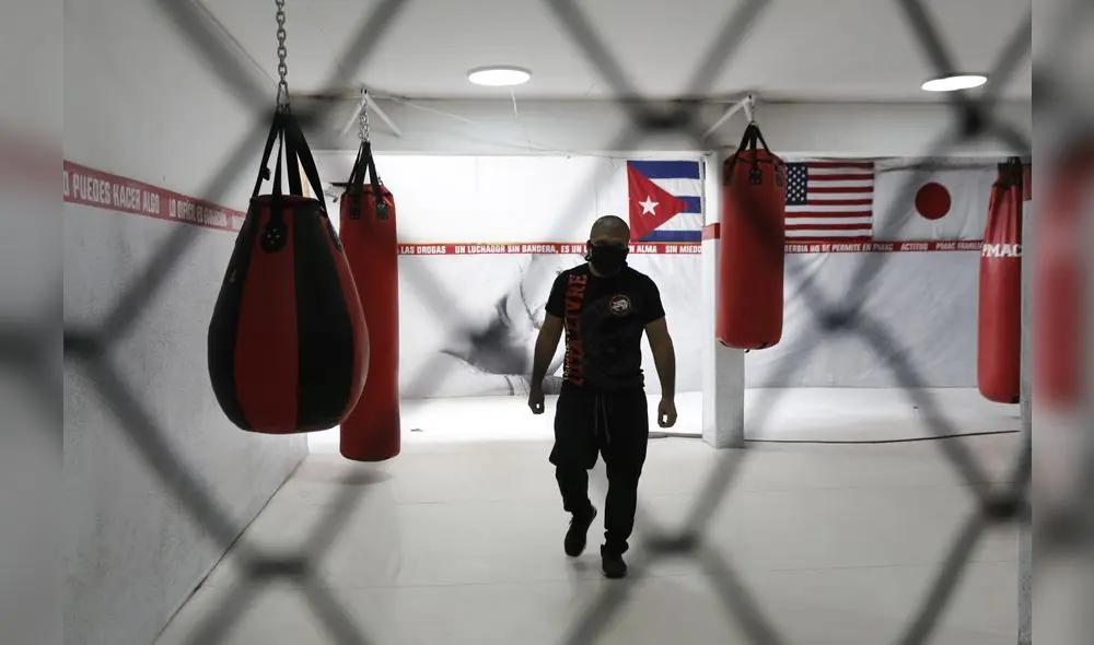 Iván 'Pitbull' Iberico, entrenador de peleadores de UFC, en el tatami de su escuela, Pitbull Martial Arts Center. Ahora vende implementos deportivos. Foto: Antonio Melgarejo.