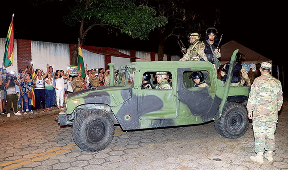 Madrugada de hoy. Militares bolivianos salieron a las calles en respaldo de la Policía, para evitar los desmanes. Opositores a Evo Morales los aplauden y les dan su apoyo.destrozos. 15 buses fueron quemados. Aseguran que fueron leales al mandatario asilado. Madrugada de hoy. Militares bolivianos salieron a las calles en respaldo de la Policía, para evitar los desmanes. Opositores a Evo Morales los aplauden y les dan su apoyo.destrozos. 15 buses fueron quemados. Aseguran que fueron leales al mandatario asilado.