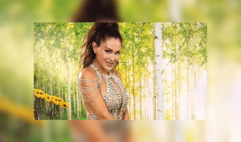 Su primera producción discográfica, del 2003, llevó el nombre Ninel Conde.