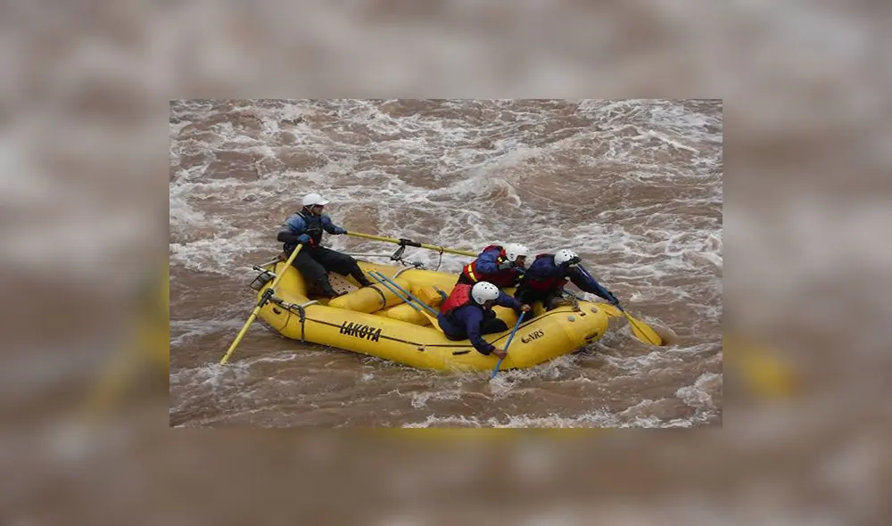 Bomberos arriesgan su vida para buscar a niña que desapareció en río Patacancha | VIDEO