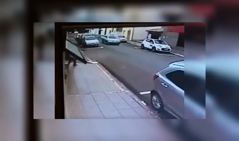 Cámara de seguridad de una calle captó el insólito incidente que sufrió el hombre cuando caminaba tranquilamente por una acera. La escena se hizo viral en Facebook Cámara de seguridad de una calle captó el insólito incidente que sufrió el hombre cuando caminaba tranquilamente por una acera. La escena se hizo viral en Facebook