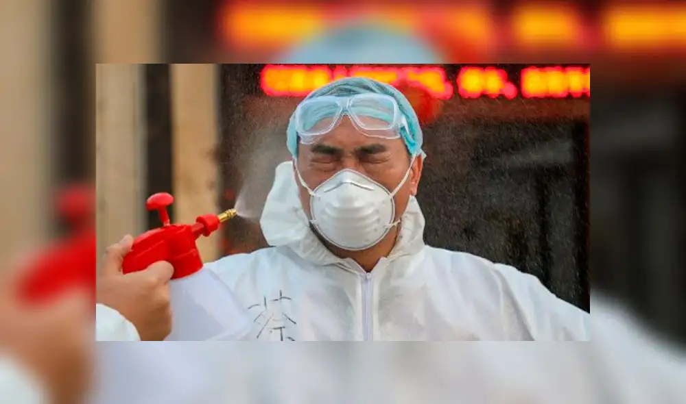 Esta foto muestra a un médico desinfectado por su colega en una zona de cuarentena en Wuhan. Foto: AFP. Esta foto muestra a un médico desinfectado por su colega en una zona de cuarentena en Wuhan. Foto: AFP.