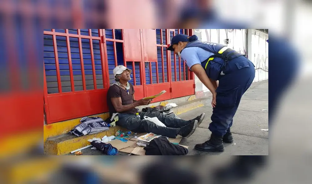 Serenos ayudan a indigentes. Fuente: URPI-GLR. Serenos ayudan a indigentes. Fuente: URPI-GLR.