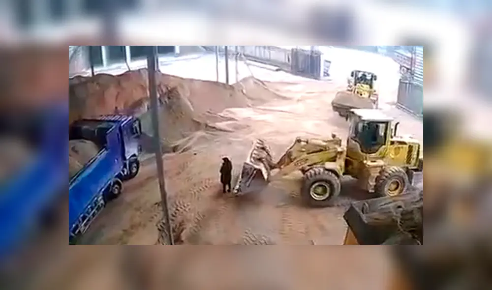 YouTube viral: tractor captura por error a hombre, lo baña en arena y lo arroja a contenedor [VIDEO]