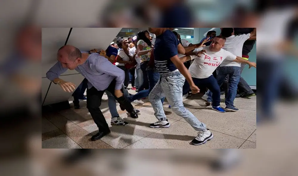Con indumentaria alusiva al chavismo, los colectivos arremetieron contra las personas que esperaban a Juan Guaidó. Foto: EFE Con indumentaria alusiva al chavismo, los colectivos arremetieron contra las personas que esperaban a Juan Guaidó. Foto: EFE