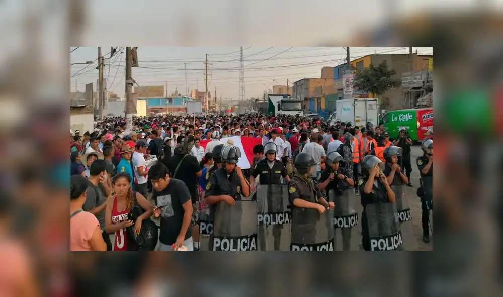 Pobladores marchan para exigir obras en vías de Chosica Pobladores marchan para exigir obras en vías de Chosica