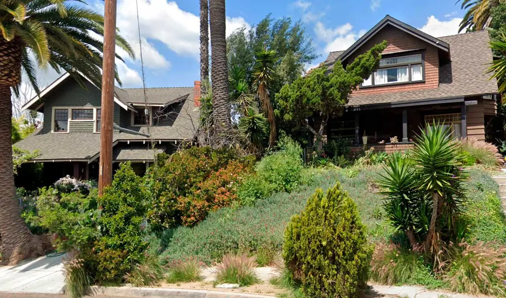 Desliza las imágenes para ver cómo casa donde se filmó esta famosa cinta de terror. Foto: captura de Google Maps