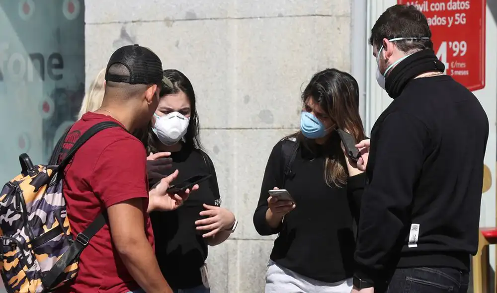 Un grupo de jóvenes manipula sus celulares. Este descuido puede desencadenar un contagio por la contaminación del objeto | Foto: Agencia EFE. Un grupo de jóvenes manipula sus celulares. Este descuido puede desencadenar un contagio por la contaminación del objeto | Foto: Agencia EFE.