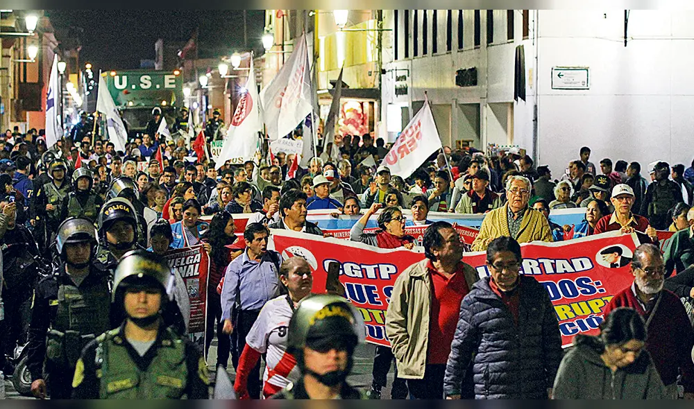Prevención. La Policía resguardó para que marcha se realice con normalidad.