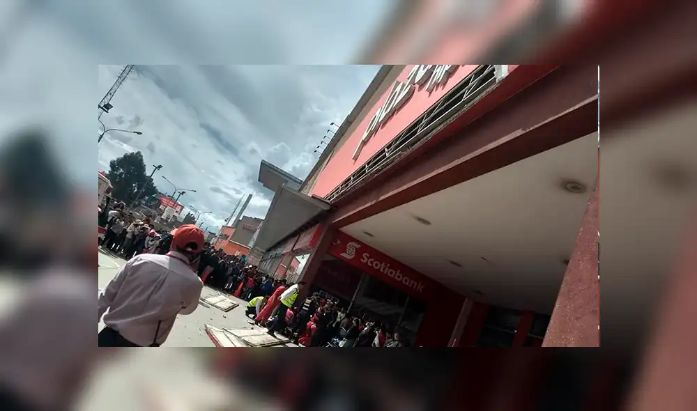 Bebé y su madre se salvan de ser aplastados por letrero de Plaza Vea Bebé y su madre se salvan de ser aplastados por letrero de Plaza Vea
