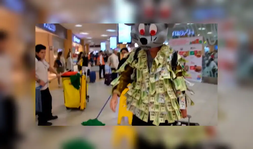 Video es viral en Facebook. Un joven sorprendió a todos en el aeropuerto Jorge Chávez, luego de que caminara por las instalaciones con su equipaje y disfrazado de rata. Foto: Captura.