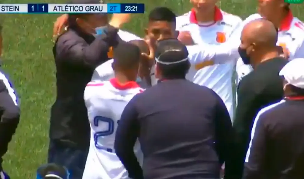 Tras anotar el empate, Marcelo Gallardo fue cubierto por sus compañeros pero el árbitro terminó expulsándolo. Foto: Captura/DirecTV
