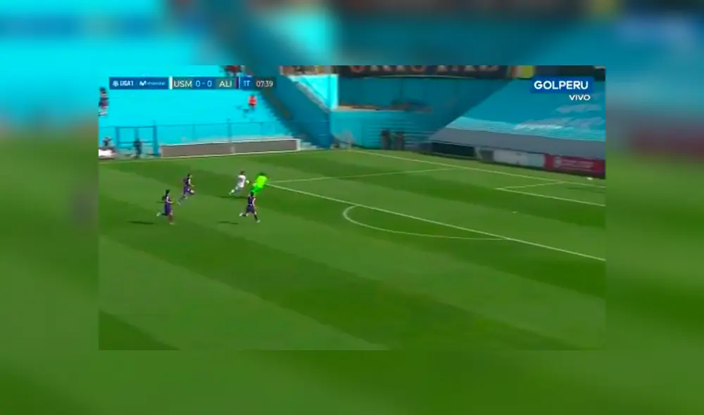 El arquero cometió una falta que le debió costar la expulsión. Créditos: Captura de tv