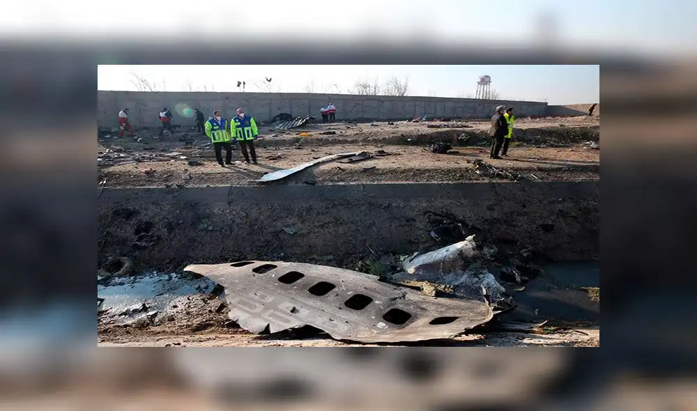 Miembros de los servicios de emergencia observan parte del Boeing 737 de la compañía ucraniana UIA. Foto: EFE