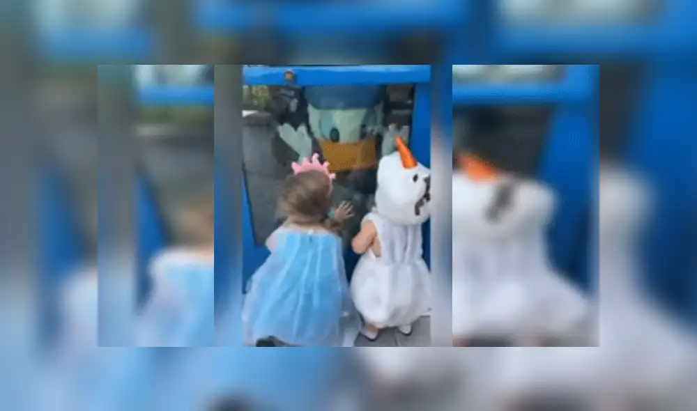 Desliza para ver más imágenes de esta conmovedora escena entre dos niños y su personaje de Disney favorito. Desliza para ver más imágenes de esta conmovedora escena entre dos niños y su personaje de Disney favorito.