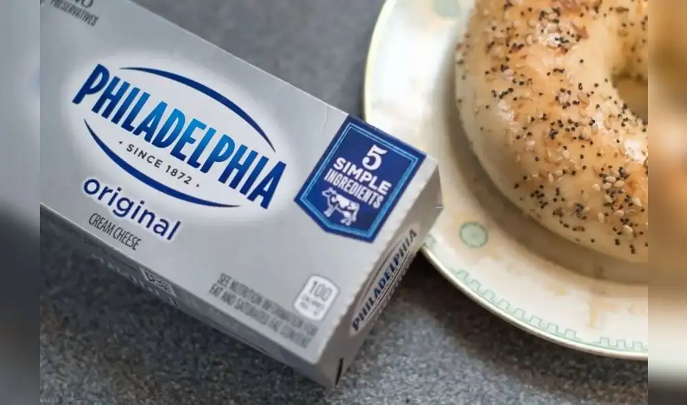 A market trader shows different currency notes in Caracas on March 10, 2019, during the third day of a massive power outage which has left Venezuelans without communications, electricity and water. - The unprecedented power outage already left 15 patients dead and threatens to extend indefinitely, increasing distress for the severe political and economic crisis hitting the oil-rich South American nation. (Photo by Cristian Hernandez / AFP)