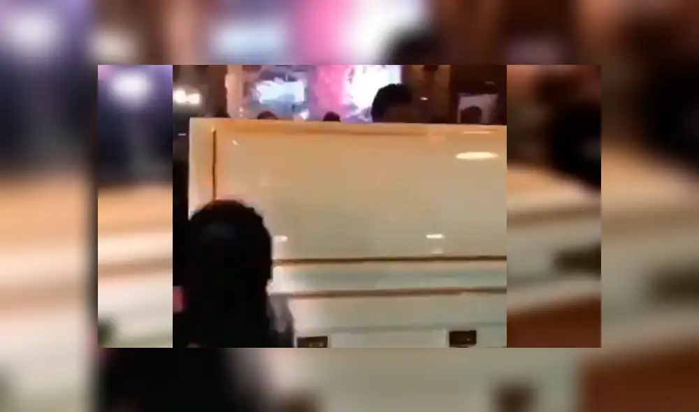 Video es viral en YouTube. El peculiar ingresó de la mujer fue ovacionado por algunos asistentes e internautas, quienes celebraron la “épica entrada” de la novia Video es viral en YouTube. El peculiar ingresó de la mujer fue ovacionado por algunos asistentes e internautas, quienes celebraron la “épica entrada” de la novia