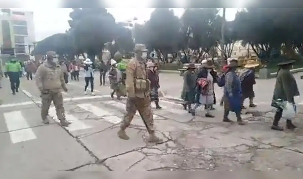 Agentes intervinieron a señoras por infringir aislamiento obligatorio. Foto: Video DCVDigital. Agentes intervinieron a señoras por infringir aislamiento obligatorio. Foto: Video DCVDigital.