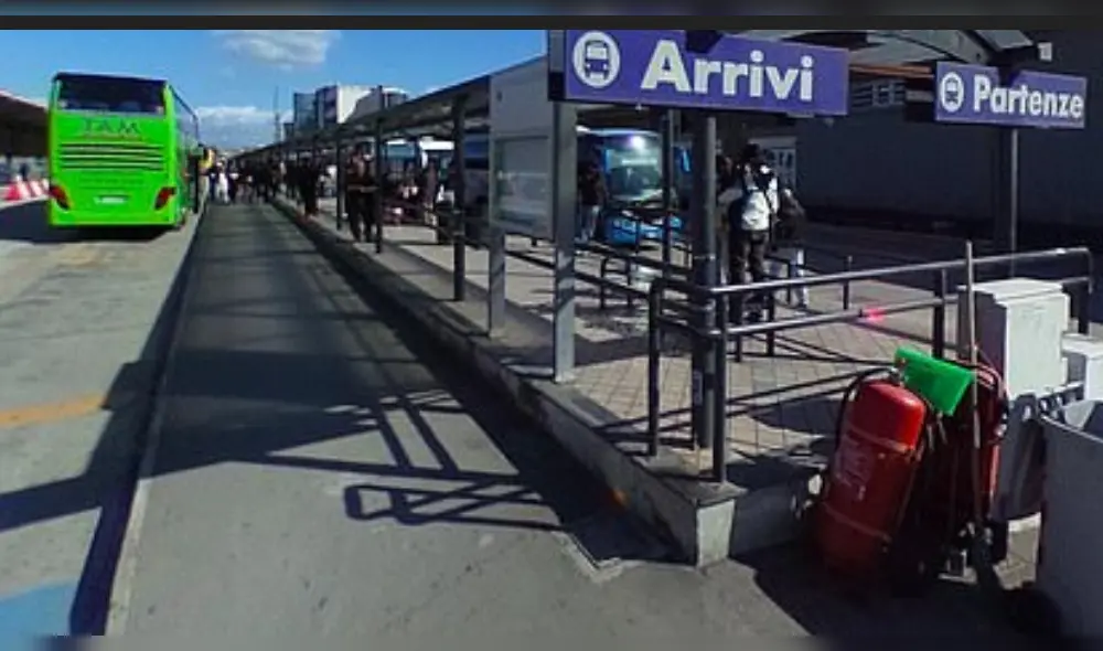El ataque ocurrió en la parada de autobús Corso Arnaldo Lucci Metropark en Nápoles, Italia. (Foto: Difusión) El ataque ocurrió en la parada de autobús Corso Arnaldo Lucci Metropark en Nápoles, Italia. (Foto: Difusión)