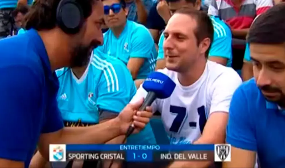 Hincha aprovechó su aparición en cámaras para recordar la última final con Alianza Lima. Foto: Captura Hincha aprovechó su aparición en cámaras para recordar la última final con Alianza Lima. Foto: Captura