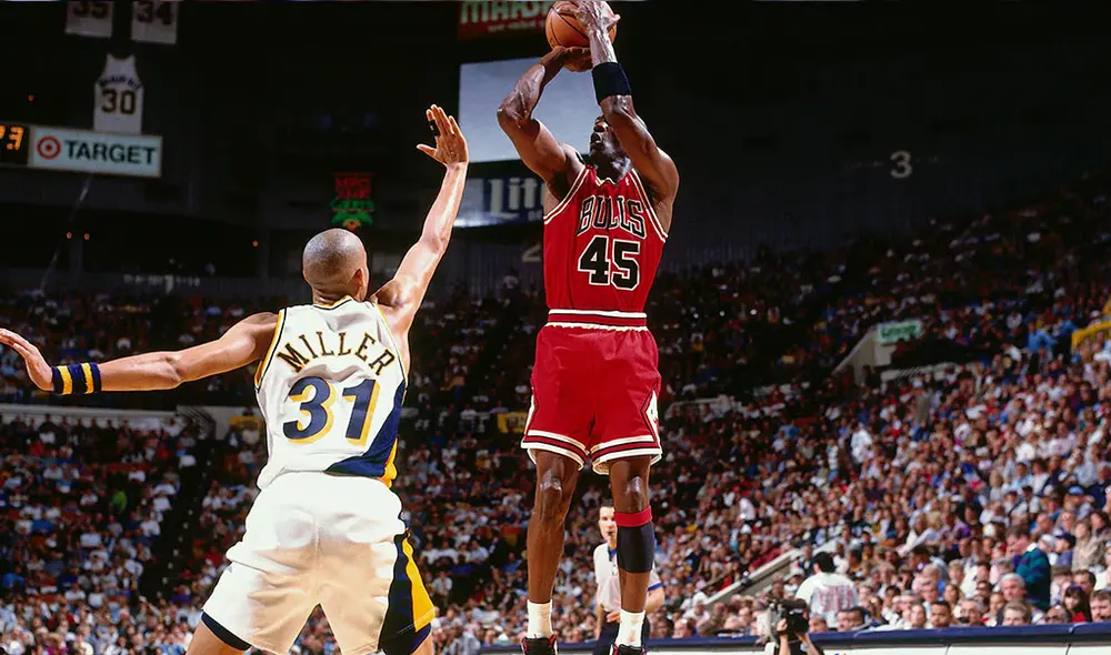 Michael Jordan durante su regreso a las canchas de básquet, en un partido contra los Indiana Pacers el 19 de marzo de 1995. Foto: NBA. Michael Jordan durante su regreso a las canchas de básquet, en un partido contra los Indiana Pacers el 19 de marzo de 1995. Foto: NBA.