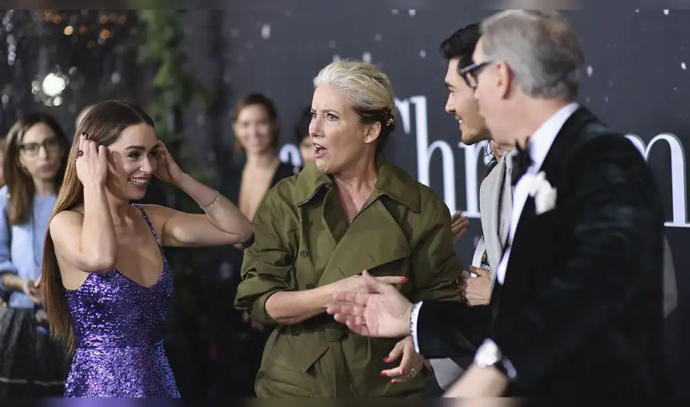 Emilia Clarke se luce con ajustado escote en estreno de su nueva película 