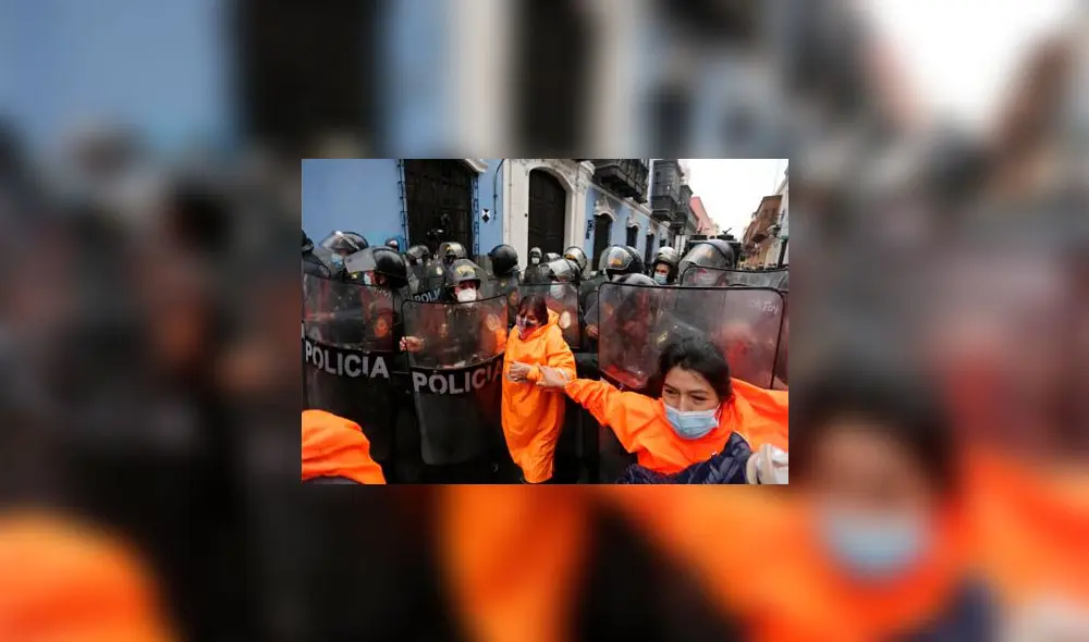 Policía reprime a las trabajadoras de limpieza con agua. Créditos: Antonio Melgarejo.