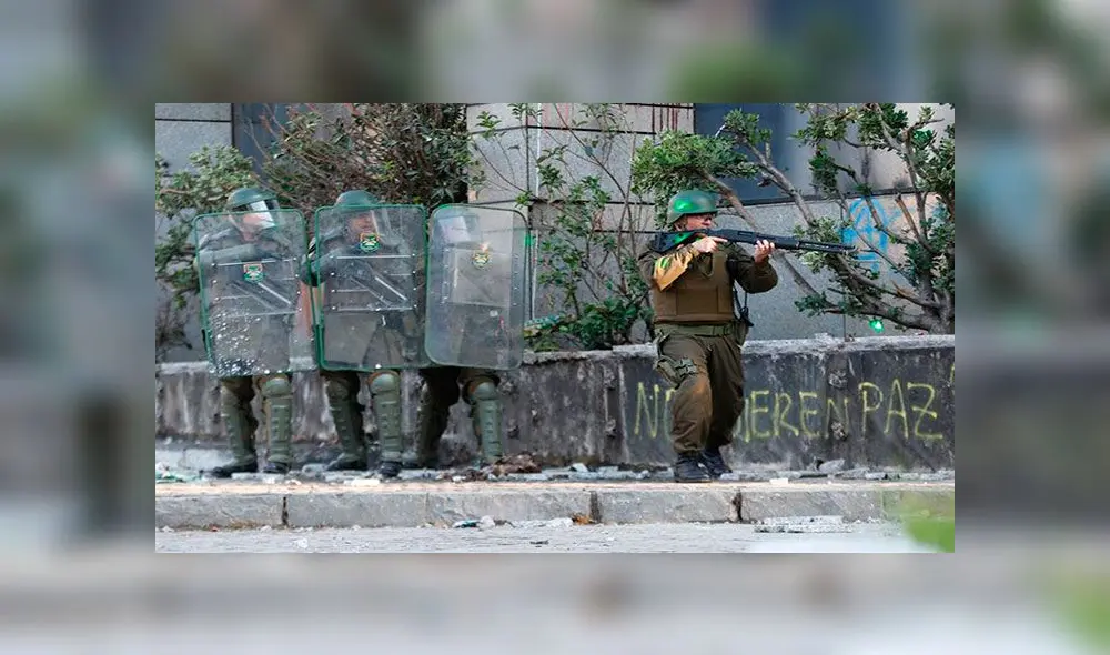 No es la primera vez que Carabineros provoca pérdida de visión a personas que protestaban en Chile o que simplemente transitaban cerca de una manifestación. Foto: EFE No es la primera vez que Carabineros provoca pérdida de visión a personas que protestaban en Chile o que simplemente transitaban cerca de una manifestación. Foto: EFE