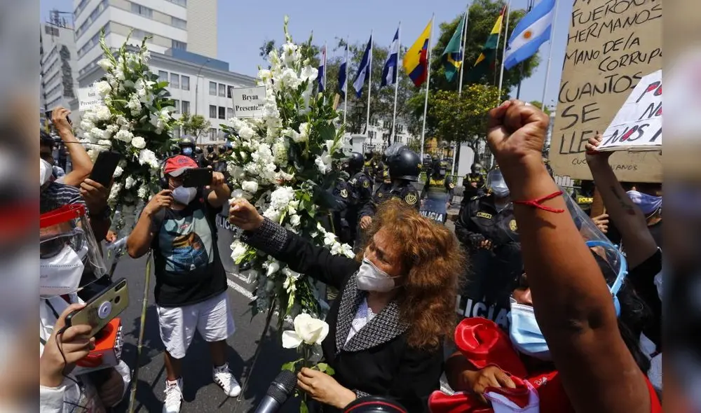 Madre de Bryan Pintado quien perdió la vida durante los enfrentamientos con la Policía , llega al frontis del Congreso. Foto GLR/Felix Contreras Madre de Bryan Pintado quien perdió la vida durante los enfrentamientos con la Policía , llega al frontis del Congreso. Foto GLR/Felix Contreras