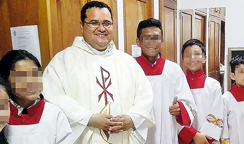 El padre Luis núñez es también director espiritual de la Hermandad del Señor de los Milagros de Pucusana. Anoche se inició una cadena de oración por él en VMT. El padre Luis núñez es también director espiritual de la Hermandad del Señor de los Milagros de Pucusana. Anoche se inició una cadena de oración por él en VMT.