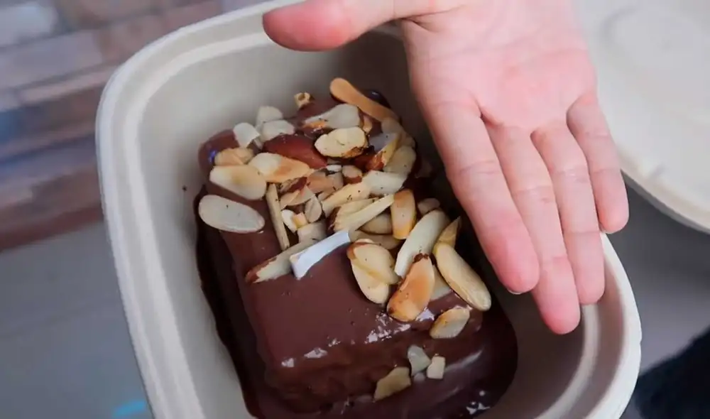 Desliza las imágenes para ver el aspecto de esta torta de chocolate ‘costosa’ que se vende actualmente en Lima. Foto: captura de YouTube/Desbalanceados Desliza las imágenes para ver el aspecto de esta torta de chocolate ‘costosa’ que se vende actualmente en Lima. Foto: captura de YouTube/Desbalanceados