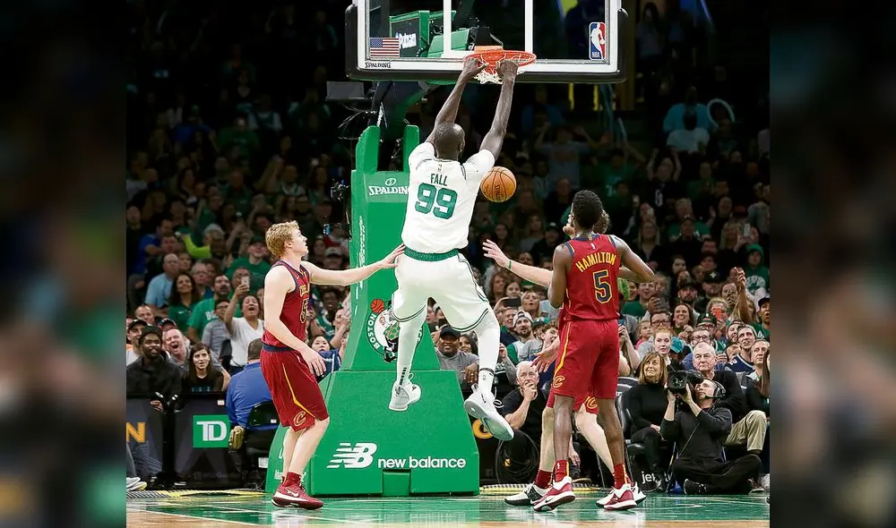 ESTADOS  UNIDOS  // TACKO FALL  JUGADOR  SENEGALES DE BASQUET DEL  CLUB  BOSTON CELTICS  QUIEN ESTA HOSPITALIZADO  LESIONADO     BOSTON, MA. - OCTOBER 13: Boston Celtics center Tacko Fall (99) dunks the ball agains the Cleveland Cavaliers defense during the second half of an NBA preseason game on October 13, 2019 in Boston, Massachusetts. (Photo By Mary Schwalm/MediaNews Group/Boston Herald)   