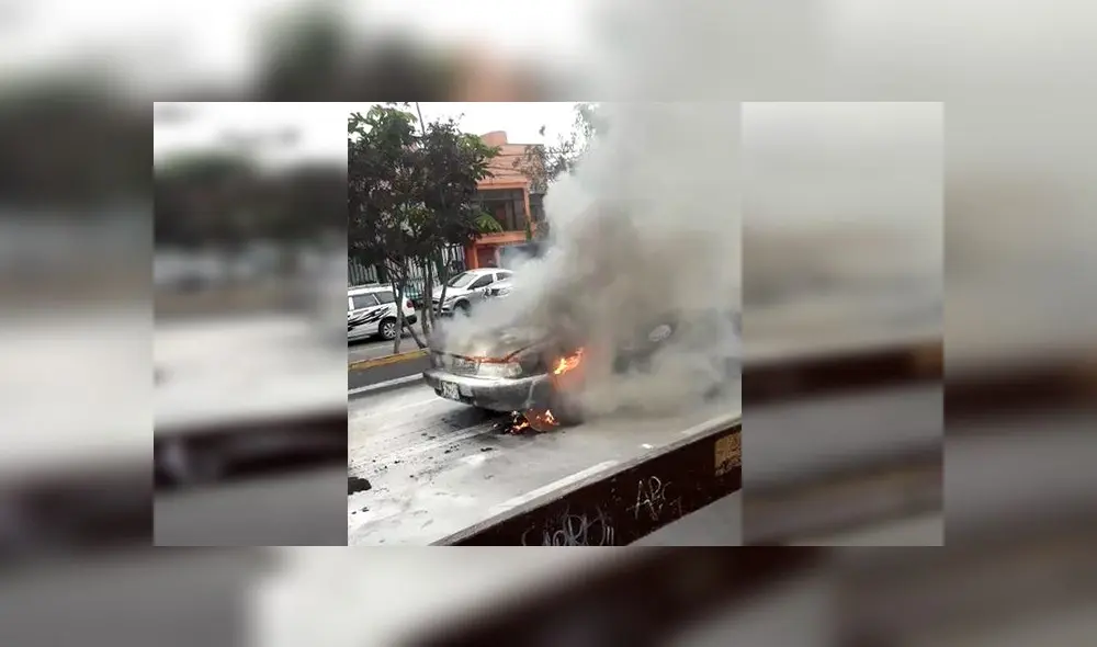 Surquillo: auto se incendia en vía pública y peatones temen explosión [VIDEO]