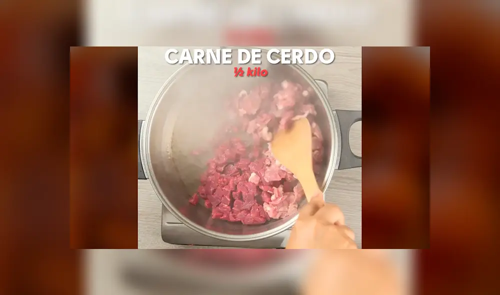 Cocina la carne de res y de cerdo en una sartén bien caliente. Cocina la carne de res y de cerdo en una sartén bien caliente.
