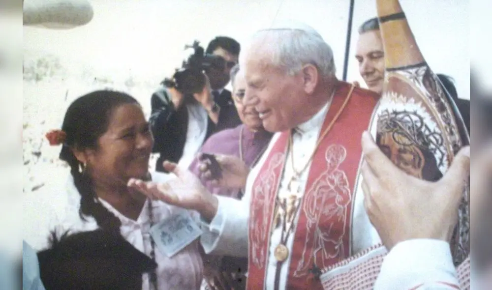 El cuadro más valioso que Josefa conserva es éste cuando le da una ofrenda al Papa Juan Pablo II. Es la única de dos reliquias que tenía de él. Foto: Difusión. El cuadro más valioso que Josefa conserva es éste cuando le da una ofrenda al Papa Juan Pablo II. Es la única de dos reliquias que tenía de él. Foto: Difusión.