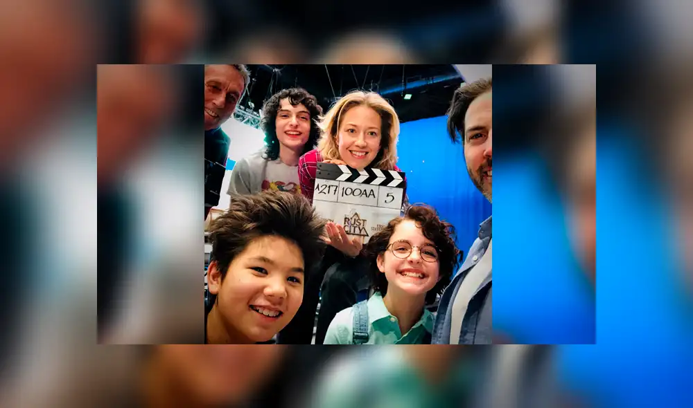 Actriz Carrie Coon junto al director Jason Reitman y los jóvenes actores Finn Wolfhard, Logan Kim, y McKenna Grace.