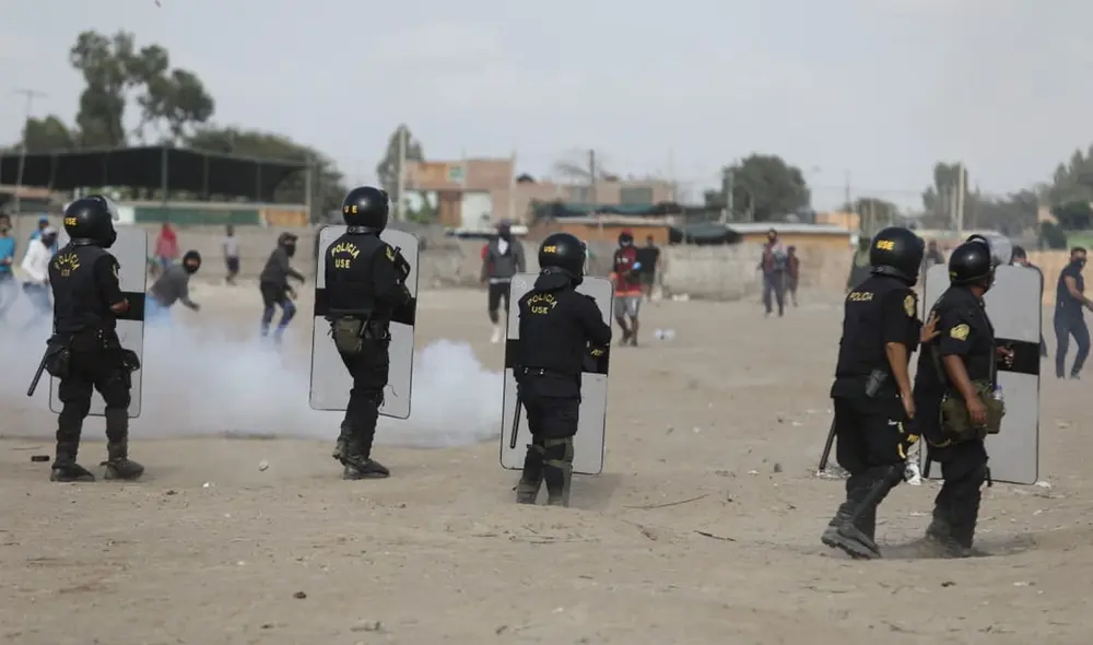 Los enfrentamientos siguen entre manifestantes y la PNP en la zona del Barrio Chino. Foto : Jorge Cerdan / La República