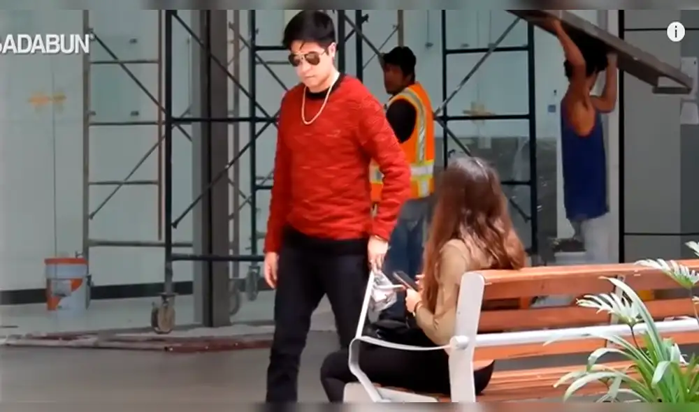 YouTube: joven finge ser ciego y se sorprende con reacción de chica [VIDEO]