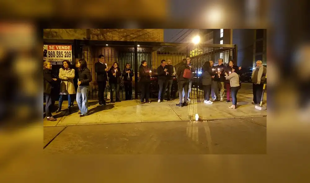 Quienes conocían a la víctima y quienes no, mostraron su solidaridad con la familia. (Foto: Grace Mora / La República) Quienes conocían a la víctima y quienes no, mostraron su solidaridad con la familia. (Foto: Grace Mora / La República)